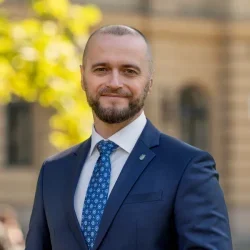 Sylwetka mężczyzny w garniturze