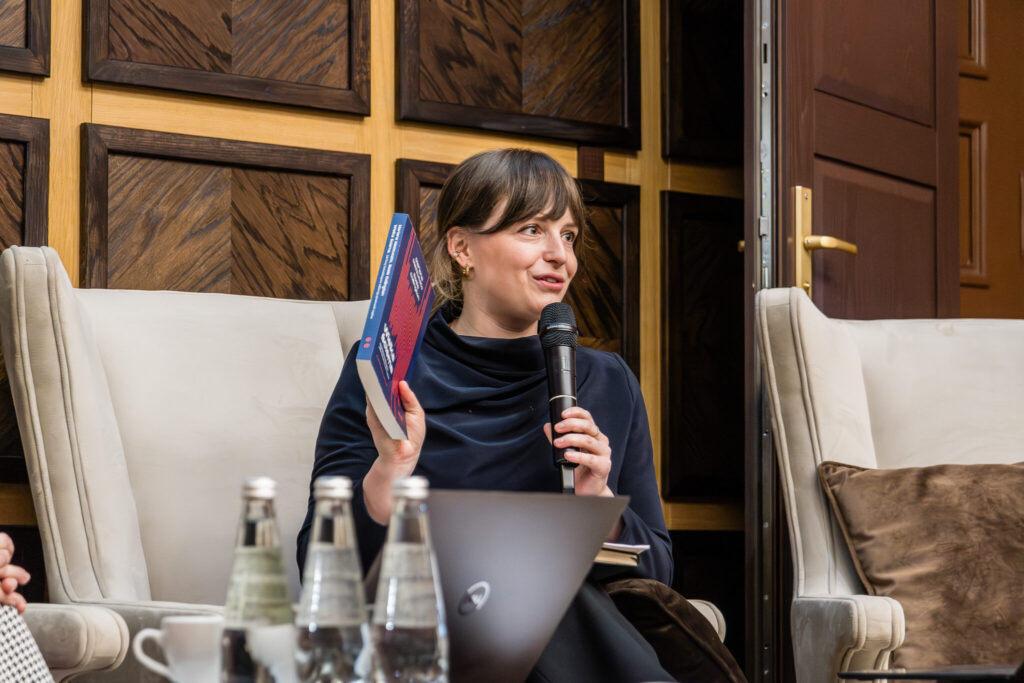 Kobieta prowadząca wykład