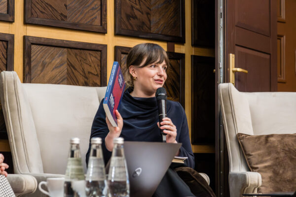 Kobieta prowadząca wykład