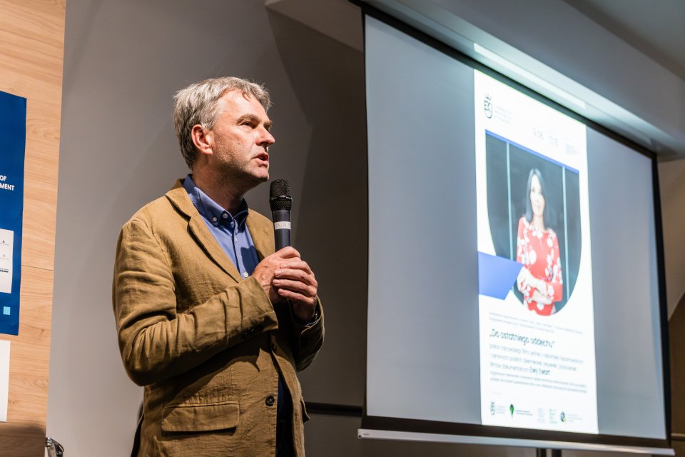 Na zjęciu prof. Łukasz Mamica witający gości wydarzenia