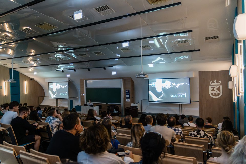 Na zdjęciu studenci oraz pracownicy UEK oglądający film "Do ostatniego oddechu"