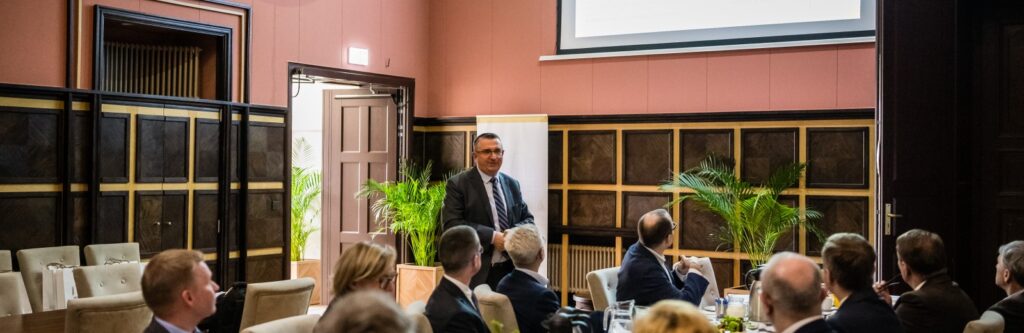 Mężczyzna na tle sali muzealnej w UEK