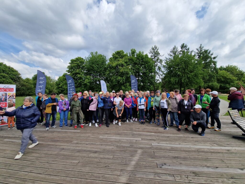 Na zdjęciu grupa osób biorących udział w wydarzeniu wraz z Instruktorami i Animatorami