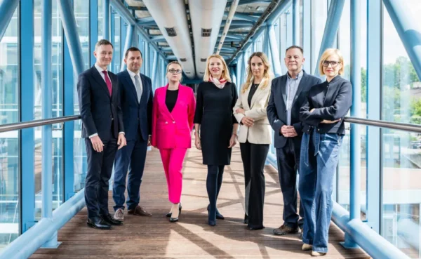 Grupa ludzi cztery kobiety i trzech mężczyzn