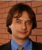 Mężczyzna w średniej długości włosach