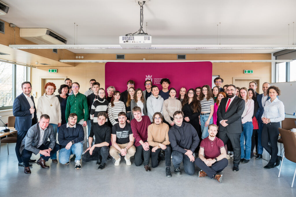 Grupa ludzi pozująca do zdjęcia