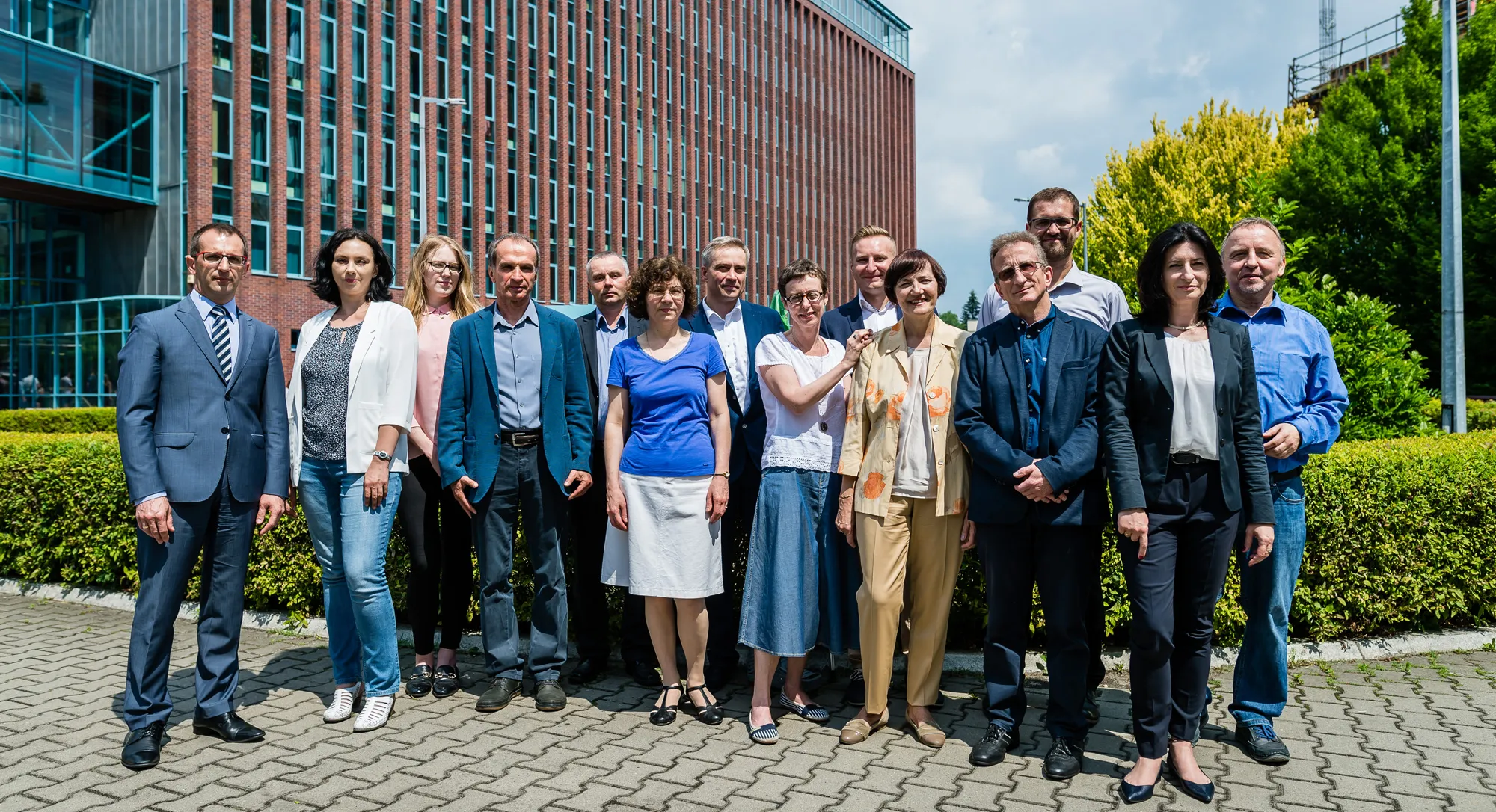 Grupa ludzi przed budynkiem