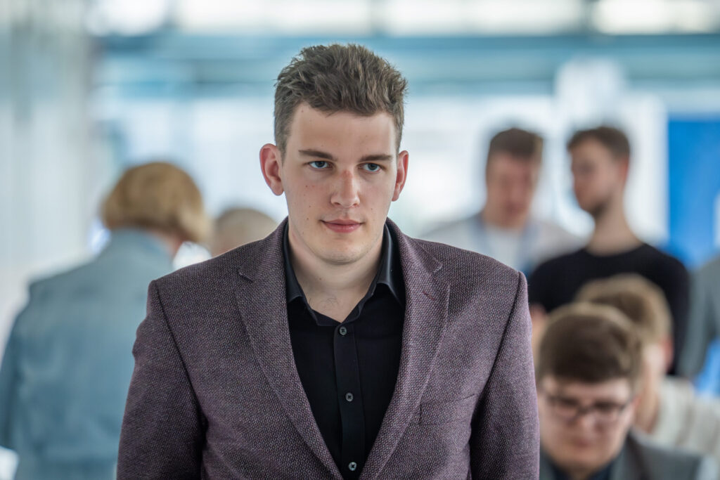 mężczyzna w garniturze