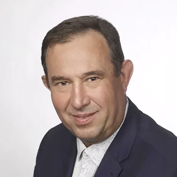 mężczyzna w garniturze