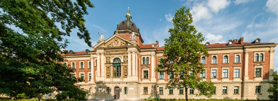 Budynek główny uczelni od frontu, drzewa przed elewacją