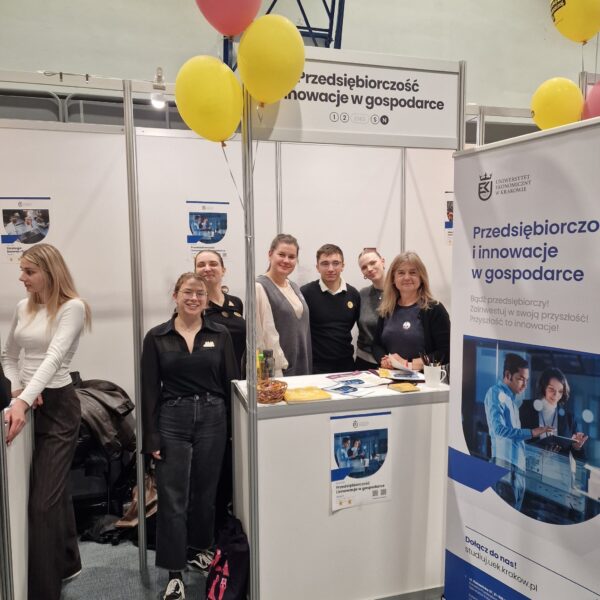 Zdjęcie pracowników na stoisku kierunku Przedsiębiorczość i IwG