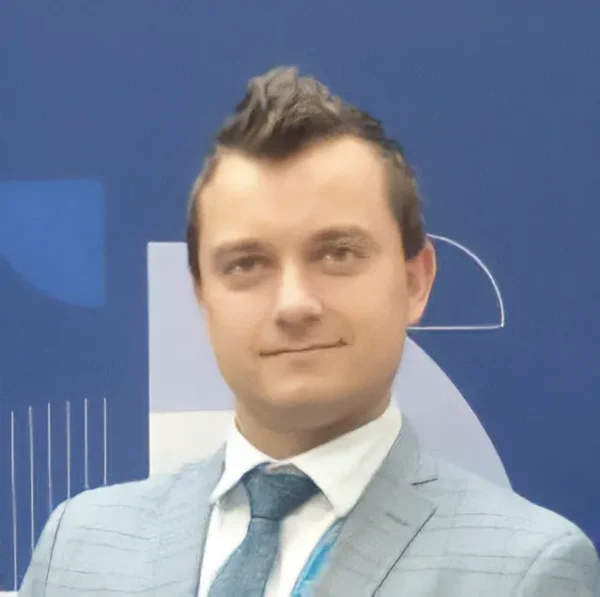 mężczyzna w garniturze