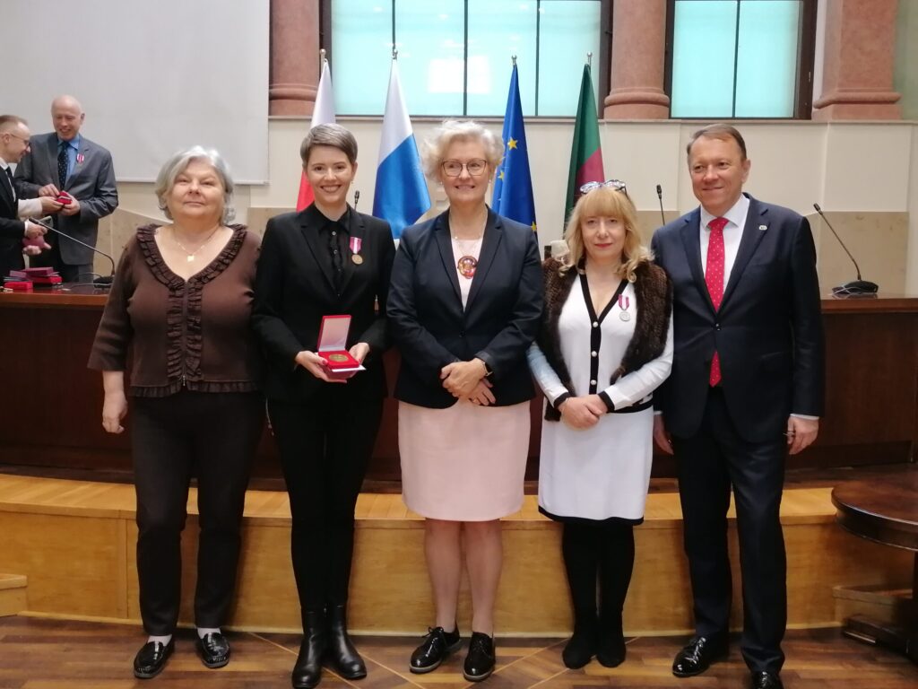 Grupa ludzi z medalami