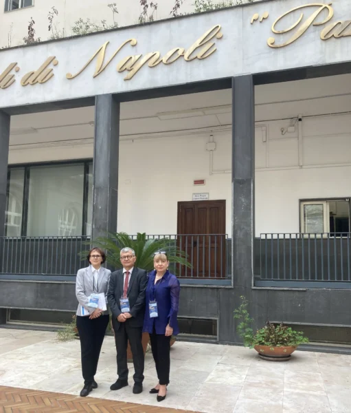 Trzy osoby przed budynkiem