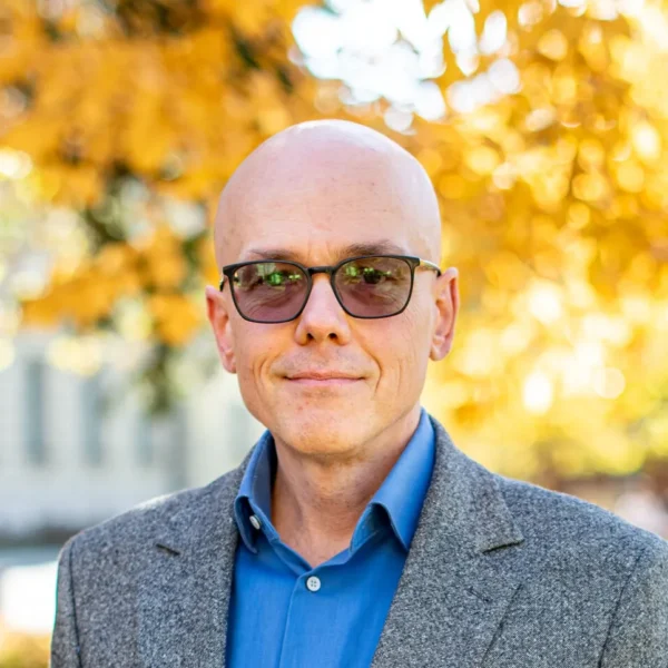 mężczyzna w marynarce, w ciemnych okularach