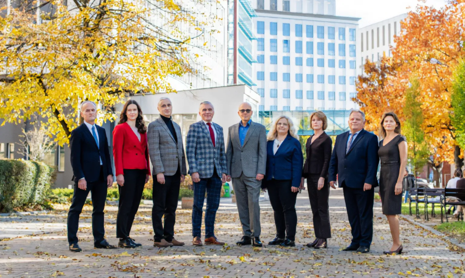 Grupa ludzi stojąca na terenie kampusu UEK