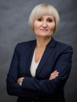 Kobieta w krótkich, blond włosach