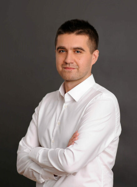Mężczyzna w krótkich włosach, w koszuli